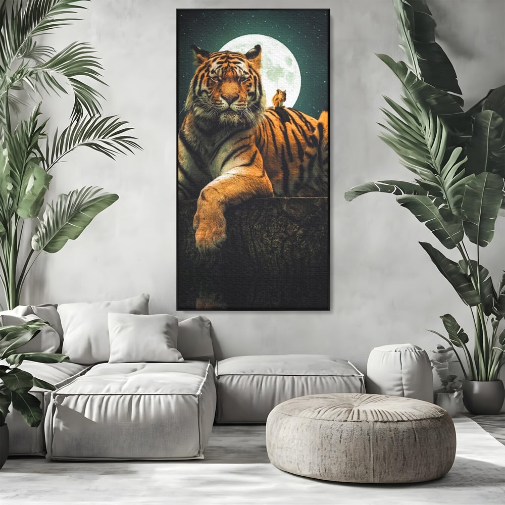Tablou canvas cu tablou canvas cu tigru si veverita, in rama de aluminiu negru, pe perete intr-un living